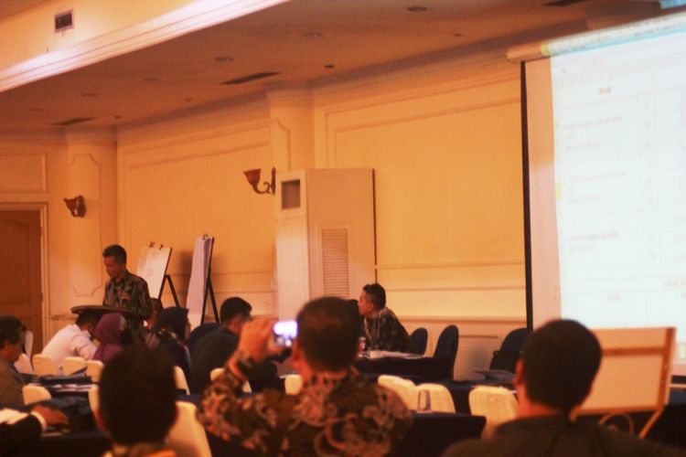 Suasana rapat pleno KPU Cianjur terkait hasil Pemilu 2019 di salahsatu hotel di Cipanas, Cianjur, Sabtu (04/05/2019) yang terpaksa harus ditambah sehari lagi karena belum merampungkan seluruh perhitungan rekap suara dari 32 kecamatan.