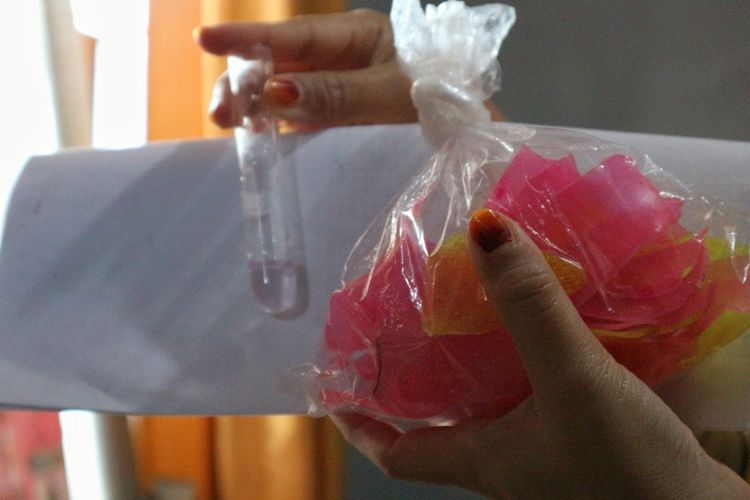 Petugas dari Dinas Kesehatan (Dinkes) Kabupaten Purbalingga, Jawa Tengah menunjukkan sejumlah sampel makanan yang mengandung bahan pewarna taksil dan pengawet berbahaya di Pasar Segamas, Purbalingga, Jawa Tengah, Senin (13/5/2019).
