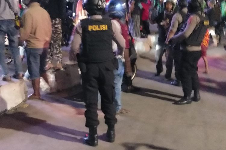 Aparat Kepolisian Polrestabes Makassar saat mengamankan situasi bentrokan antara pengemudi online Grab dan juri parkir di halaman Mal Panakukang Makassar, Senin (13/5/2019) malam. 