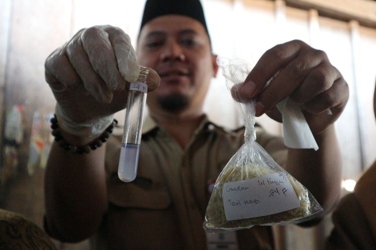 Petugas dari Dinas Kesehatan (Dinkes) Kabupaten Purbalingga, Jawa Tengah menunjukkan sejumlah sampel makanan yang mengandung formalin di Pasar Kutasari, Purbalingga, Jawa Tengah, Senin (20/5/2019).