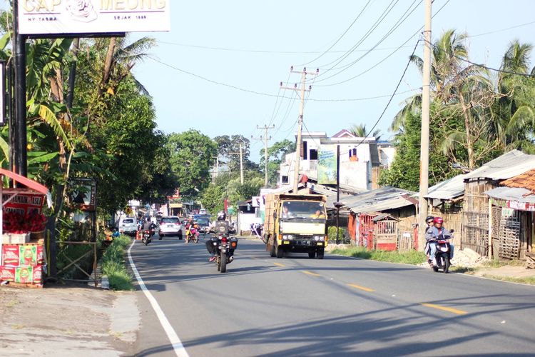Sejumlah kendaraan melintas ruas jalan Cugenang Cianjur, Jawa Barat beberapa waktu lalu. Mulai hari ini, Kamis (30/05/2019) ruas jalan nasional itu tertutup untuk kendaraan berat.