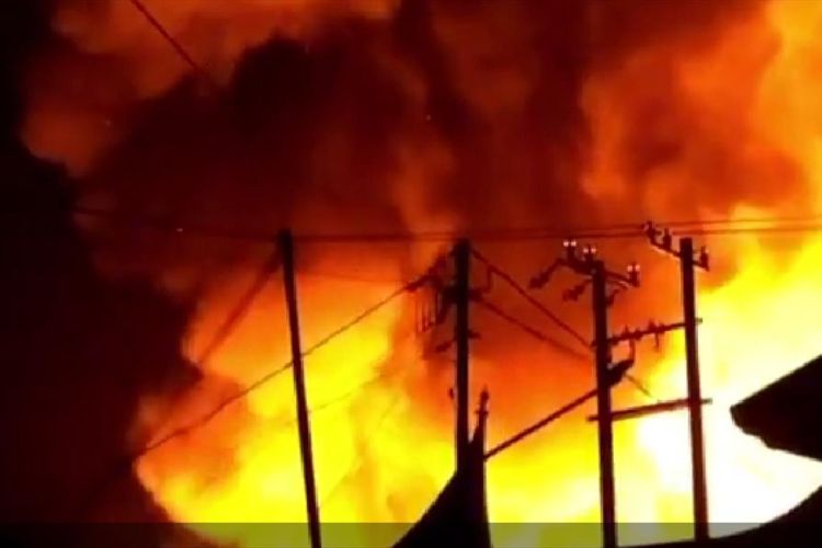 Pasar Lubuk Alung, Padang Pariaman, Sumatera Barat terbakar, Kamis (11/7/2019) malam. 