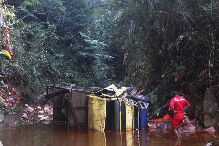 Petugas dari unit derek Polres Cianjur, Jawa Barat memeriksa kondisi truk yang terjun bebas ke dasar sungai sedalam 20 meter di ruas jalan raya Cipanas, Cianjur, Rabu (17/07/2019)