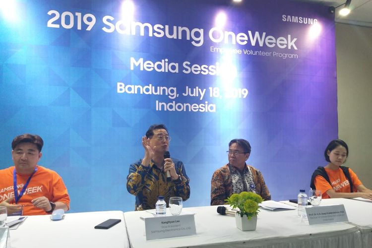 Dari kiri, Samsung OneWeek Leader Min Yong Hwang, Vice President Samsung Electronics Indonesia Kanghyun Lee, Rektor UPI Bandung Prof Asep Kadarohman, dan Corporate Citizenship Office Samsung Electronics Co.LTD Heekyung Lee dalam acara Samsung OneWeek Program di Bandung, Kamis (18/7/2019)