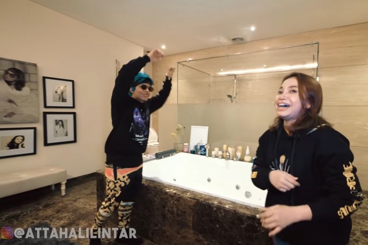 Rossa memperlihatkan interior kamar mandinya yang modern dan mewah kepada YouTuber Atta Halilintar.