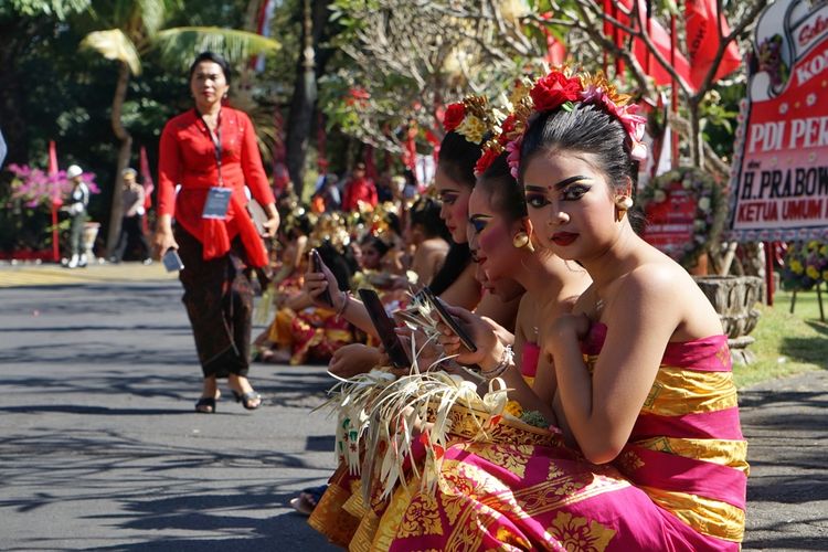 Salah satu penari Bali yang akan menyambut kedatangan Presiden Joko Widodo dan Ketua Umum PDI-P Megawati Soekarnoputri di lokasi kongres ke V PDI-P, Hotel Grand Inna Bali Beach, Kamis (8/8/2019).