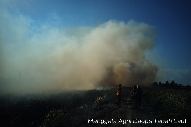 Petugas BPBD Kalsel terus berjibaku memadamkan api. Akibat titik api meluas, BPBD Kalsel merilis SMS Broadcast bahaya karhutla, Senin (19/8/2019). 