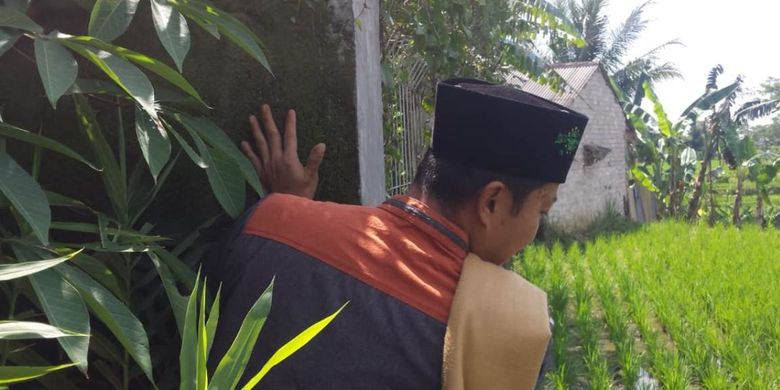 Dadan Bunyamin (39) warga yang menyelamatkan istri Ketua KPU Cianjur yang disekap memerlihatkan lokasi teras belakang rumah tempat korban disekap pelaku