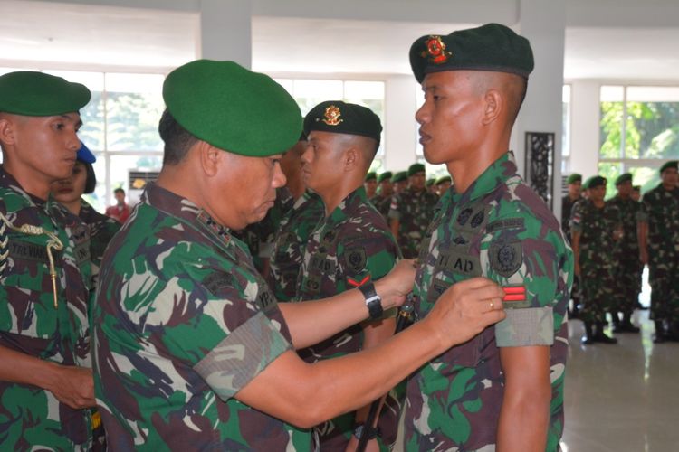Panglima Kodam XVII Cenderawasih Mayor Jenderal TNI Yosua Pandit Sembiring, sedang memberikan penghargaan berupa kenaikan pangkat luar biasa kepada sepuluh prajurit yang bertugas di wilayah perbatasan Skouw, Kota Jayapura, Papua, Senin (20/05/2019)