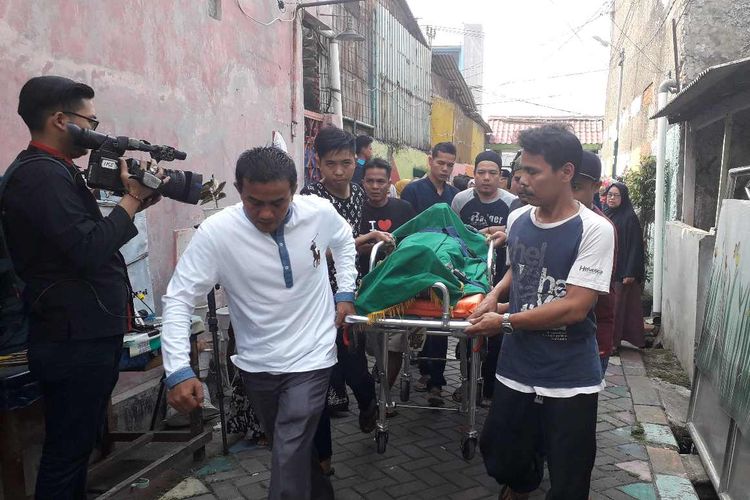 Jenazah Fatmawati korban mobil Sigra remuk tiba di rumah duka di Cibodas Sari, Tangerang pada Kamis (1/8/2019).(KOMPAS.com/VERRYANA NOVITA NINGRUM) 