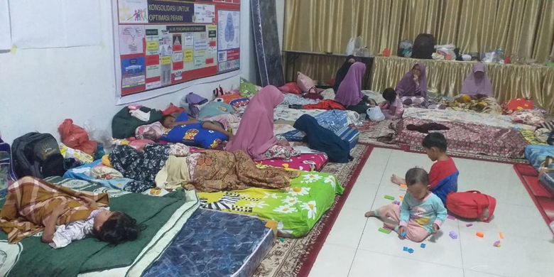 Salah satu ruangan yang dihuni pengungsi di posko kesehatan Kantor DPW PKS Riau di Jalan Soekarno Hatta, Kota Pekanbaru, Riau, Rabu (18/9/2019) malam.
