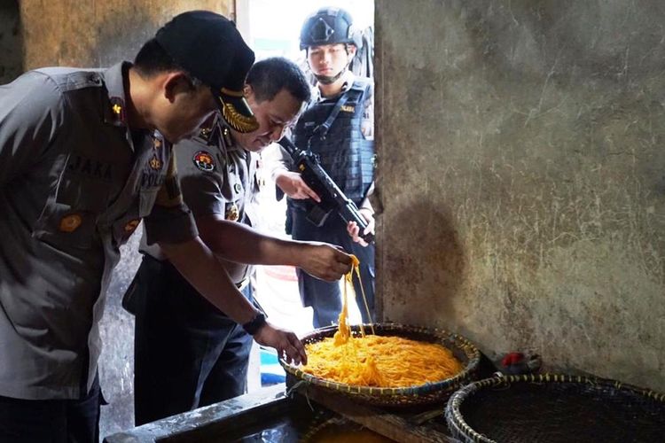Polisi memeriksa mie yang diduga mengandung formalin di sebuah pabrik di wilayah Cikalongkulon, Cianjur, Jawa Barat yang digerebek Bareskrim Polri bersama jajaran Polres Cianjur, Selasa (17/09/2019) petang.