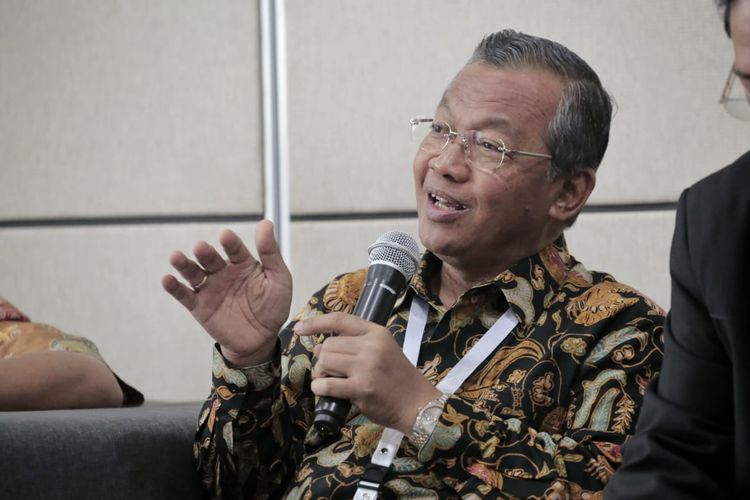 Ketua Lembaga Tes Masuk Perguruan Tinggi (LTMPT) Prof. Ravik Karsidi saat memberikan keterangan kepada media saat meninjau pelaksanaan UTBK Gelombang 1 di Jakarta (13/4/2019).