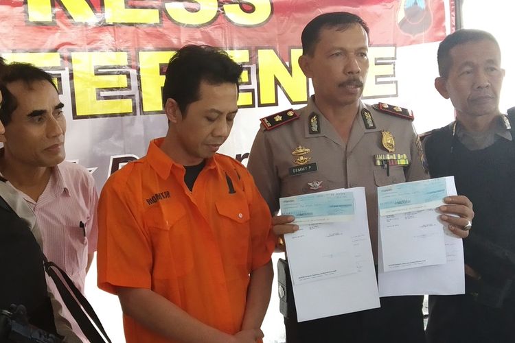 Emi Tri Handito (42) alias Tri, warga Gunungleutik, Ciparay, Kabupaten Bandung, Jawa Barat ditangkap karena diduga melakukan penipuan dan penggelapan di Mapolsek Banjarsari, Solo, Jawa Tengah, Kamis (22/8/2019).