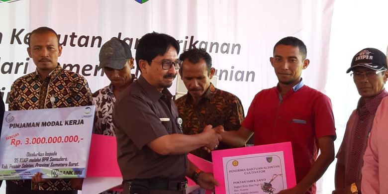 Bantuan senilai senilai Rp 590 juta diserahkan kepada sejumlah petani di Kabupaten Pesisir Selatan, Sumatera Barat, Selasa (2/4/2019)