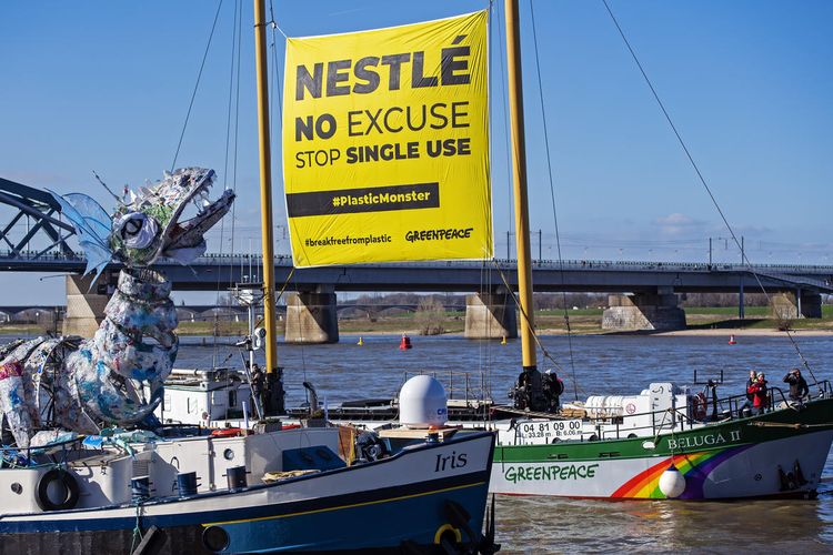 NIJMEGEN - Honderden zwaaien vanaf de Waalkade naar het plastic monster en het Greenpeace-schip Beluga II. De milieuorganisatie heeft bekend gemaakt als volgende bestemming tijdens de Plastic Monster Tour Nestle aan te doen. FOTO MARTEN VAN DIJL / GREENPEACE