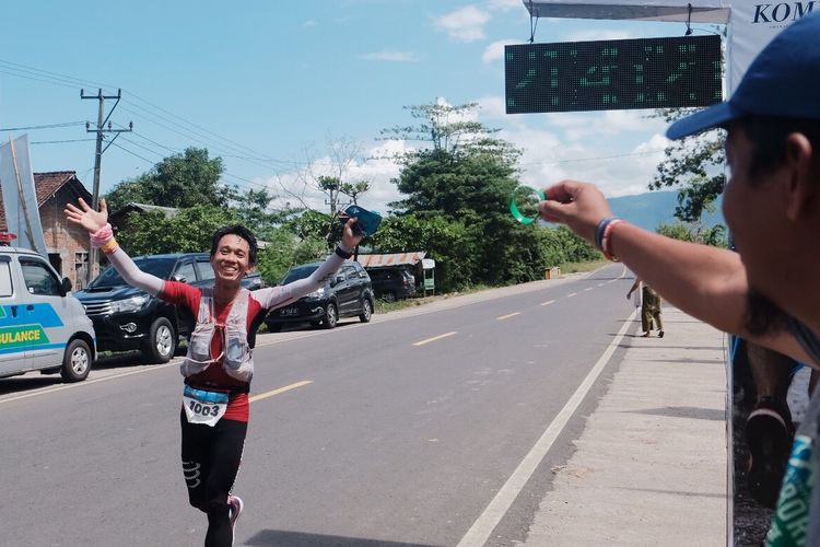 Hendra Siswanto (39), pelari kategori individu putra Kompas Tambora Challenge 2019 ? Lintas Sumbawa 320K. 
