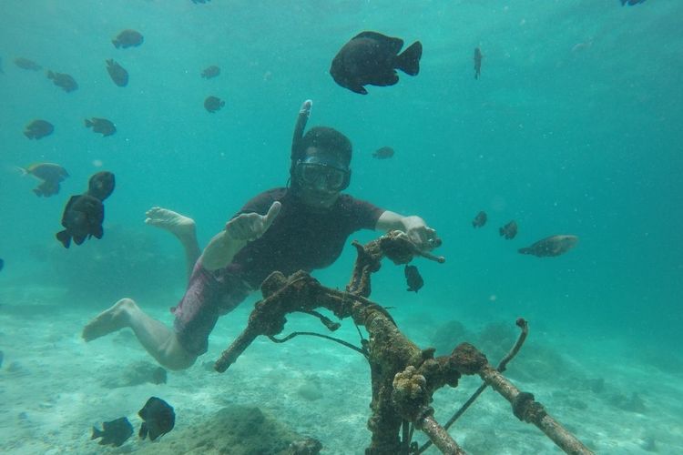 Wisatawan berfoto dengan kamera tahan air di Pantai Iboih, Kota Sabang, Provinsi Aceh, Rabu (1/5/2019)