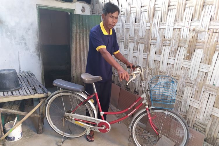 Sepeda milik Lailatul Qomariyah, anak sulung Saningrat yang digunakan untuk pulang pergi kuliah selama beberapa tahun di Institut Teknologi Sepuluh Nopember (ITS) Surabaya hingga lulus doktor.