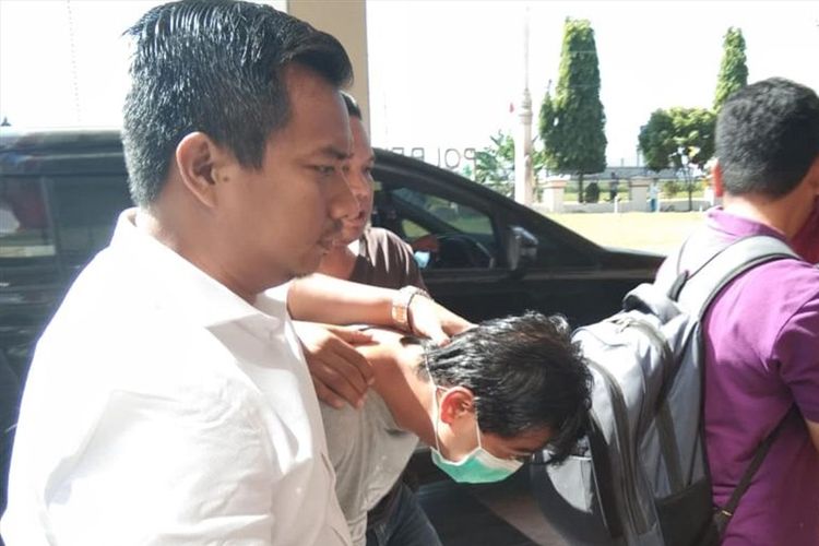 Pelaku dugaan tindak pidana penipuan dan penggelapan uang dengan modus investasi jamu herbal, AF dibawa ke Polres Klaten, Jawa Tengah, Rabu (17/7/2019). 