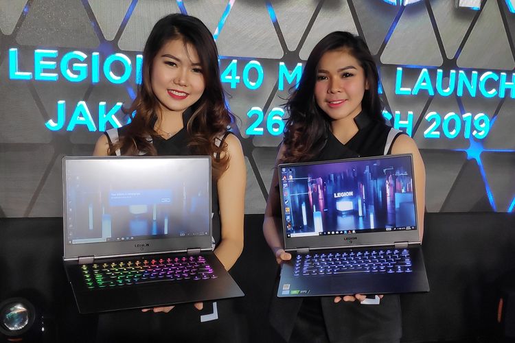 Model menunjukkan laptop gaming Lenovo Legion Y740 dalam acara peluncurannya di Jakarta, Selasa (26/3/2019).