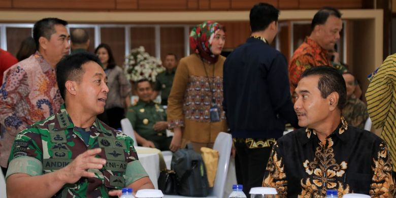 Direktur Keuangan Aangkatan Darat (AD) Brigadir Jendral (Brigjen) TNI Temas (kiri) dan Direktur Hubungan Kelembagaan Bank BRI Sis Apik Wijayanto (kanan) dan dalam acara pengesahan Perjanjian Kerja Sama (PKS) tentang Penggunaan dan Pemberian JasaPelayanan Bank bagi Kesatuan TNI AD.