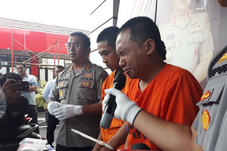 Aris Sugianto (tengah) 1 dari 2 pelaku pembunuhan mayat dalam koper di Mapolda Jatim, Senin (15/4/2019)