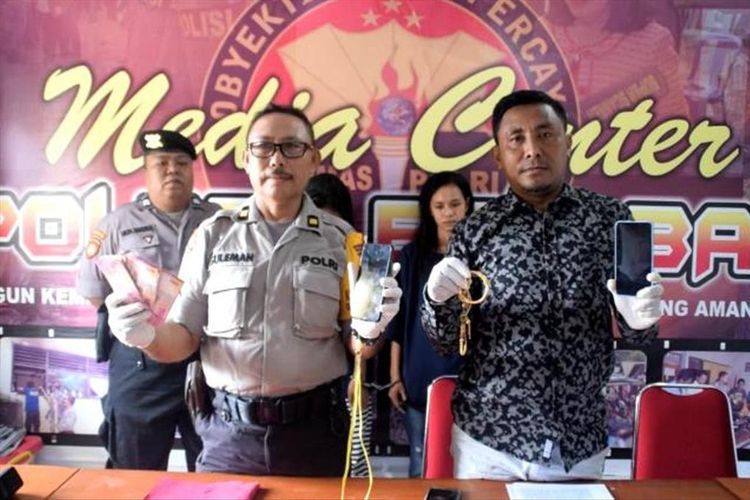 FA dan FT, pelaku pencurian uang Rp 60 juta, saat rilis kasus oleh polisi di Baubau, Jumat (19/7/2019). Aksi pencurian keduanya terekam CCTV. Keduanya terancam hukuman 7 tahun penjara. Salah satu pelaku, FA, bahkan sudah lima kali ditangkap untuk kasus serupa. 