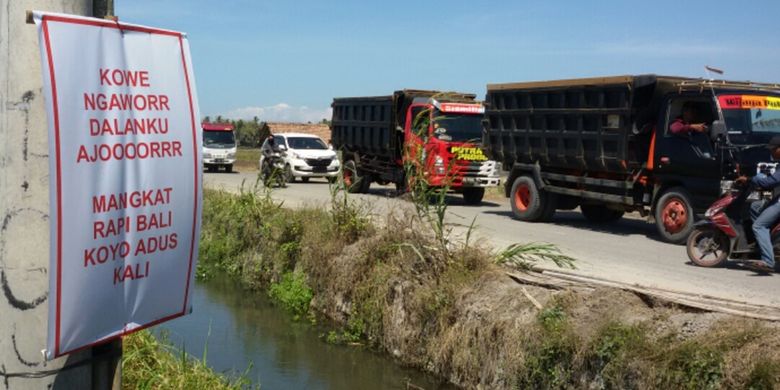 Situasi warga dalam kondisi panas di Desa Banaran, Kecamatan Galur, Kulon Progo, Daerah Istimewa Yogyakarta. Pasalnya, unjuk rasa bergantian terjadi di antara warga yang pro dan kontrak penambangan pasir di muara Sungai Progo yang masuk wilayah Kulon Progo. Beberapa hari lalu, warga dari beberapa dusun turun ke jalan memprotes penambangan karena dirasa menimbulkan gangguan lingkungan. Mereka memasang berbagai spanduk menyatakan keberatan atas beroperasinya kegiatan tambang. Hari ini, giliran ratusan pengemudi truk angkut pasir juga turun ke jalan menuntut agar tetap diizinkan beroperasi seperti biasa.