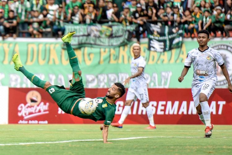 Tendangan salto Manuchehr Jalilov membawa Persebaya unggul atas PS Tira-Persikabo pada menit ke-2 di Stadion Gelora Bung Tomo sore ini (29/3). Persebaya memimpin 1-0 atas tamunya pada babak 8 delapan besar Piala Presiden 2019.  