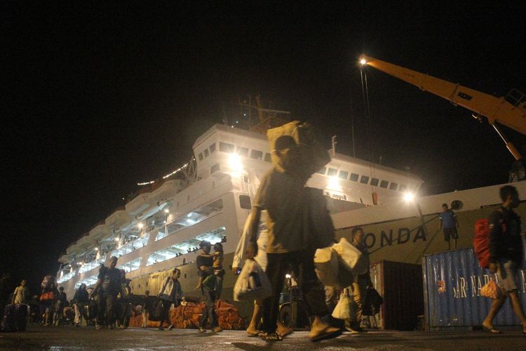 Ribuan pemudik mulai meninggalkan Pelabuhan Yos Sudarso Ambon dengan menggunakan sejumlah kapal Pelni, sejak Sabtu hingga Minggu (19/5/2019)