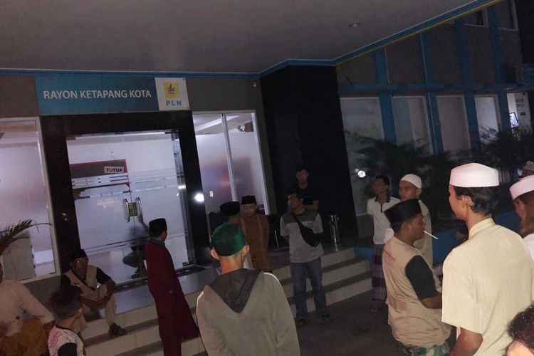 Sejumlah warga Ketapang, Kalimantan Barat, saat menggeruduk Kantor PLN, Minggu (12/5/2019) malam. Warga kesal PLN kerap memadamkan listrik menjelang buka puasa.