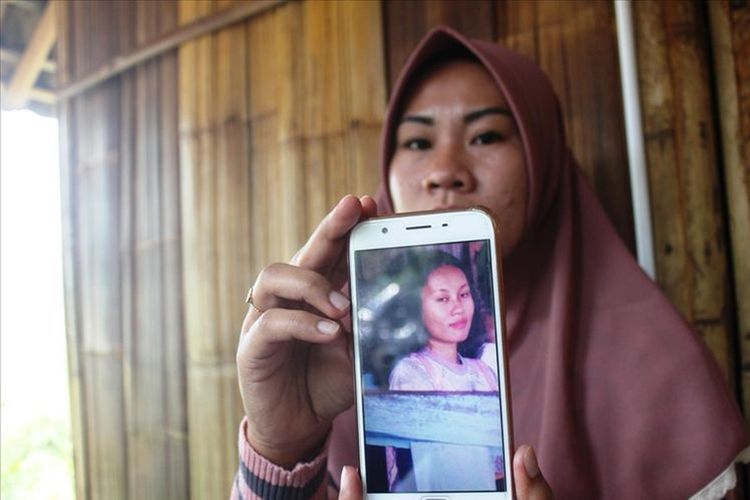 Selpi Lusniawati (27), memerlihatkan foto ibunya, Alis Juariah (46), PMI asal Cianjur, Jawa Barat yang hilang kontak belasan tahun di Arab Saudi.