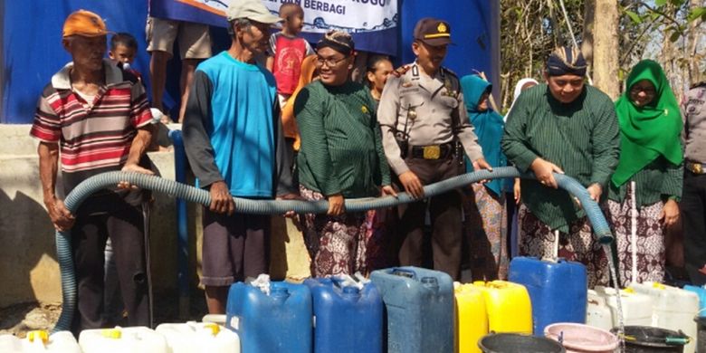 Kemarau panjang membuat sekitar 300 jiwa atau 66 kepala keluarga di Dusun Bendo, Desa Ngentakrejo, Kecamatan Lendah, Kulon Progo, Daerah Istimewa Yogyakarta, kesulitan air bersih. Pemerintah turun tangan mengirim bantuan air bersih, termasuk mengelola banyak bantuan donatur, baik perusahaan, instansi, hingga perorangan. Intansi pemerintah pun ikut, seperti Kantor Pajak Pendapatan Daerah (KPPD) DI Yogyakarta di Kulon Progo yang menyalurkan puluhan ribu liter air bersih bagi warga di 2 kecamatan, yakni Lendah dan Girimulyo. Salah satunya di dusun Bendo ini, di mana ratusan warga sampai antre menunggu kiriman air bersih.