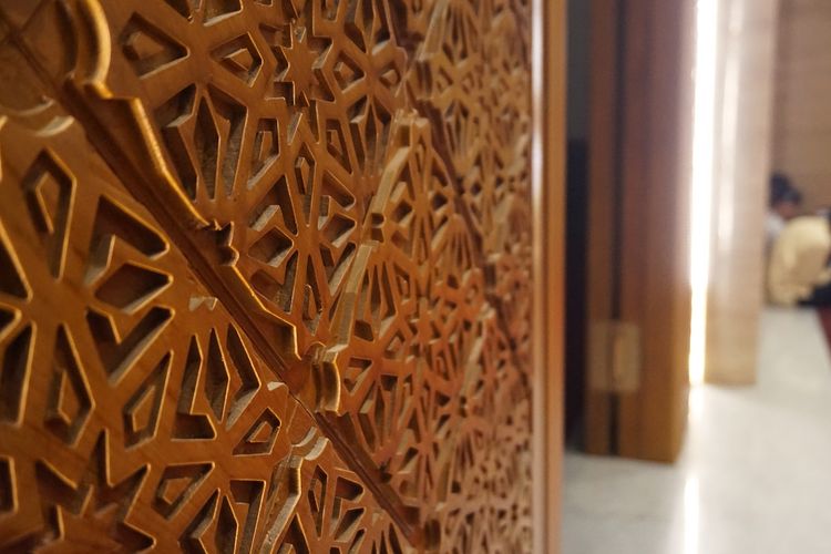 Meski berkonsep modern, sentuhan tradisonal tak dilupakan. Her menempatkan detail ukiran motif batik truntum pada panel pintu masjid. 