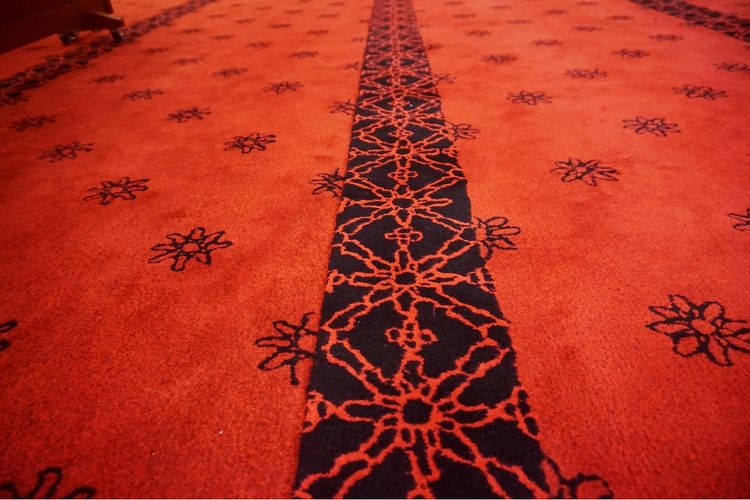 Motif batik truntum yang terdapt pada karpet Masjid Siti Aisyah