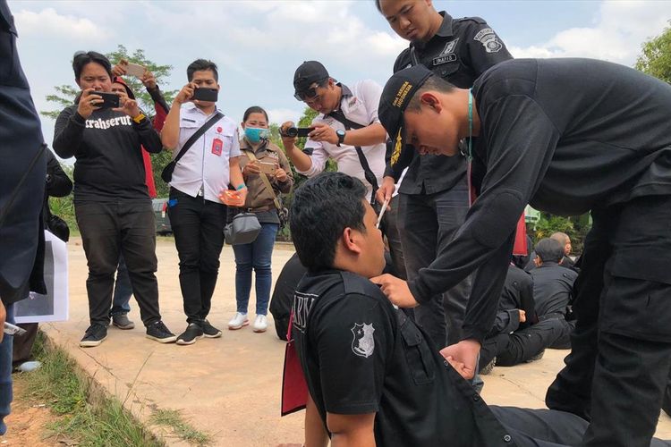 Rekontruksi kasus penganiayaan WJ (14) siswa SMA Plus Taruna Indonesia atau SMA Taruna Palembang yang tewas ketika mengikuti kegiatan orientasi di Sekolah. Dalam rekontruksi tersebut, Rabu (7/8/2019), senior korban inisial AS (17) memperagakan cara memukul korban.