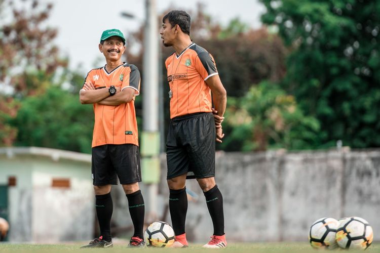 Coach Djadjang Nurdjaman dan Asisten Pelatih Persebaya Surabaya Bejo Sugiantoro.