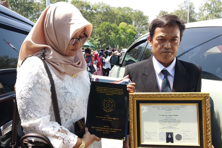 Orangtua almarhumah Irza Laila Nur Trisna Winandi (21), Nurokhman dan Dwi Yani Merbawaningrum menunjukkan ijazah mendiang putrinya seusai wisuda di UNS Solo, Jawa Tengah, Sabtu (24/8/2019).