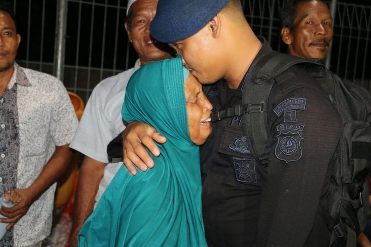 Salah satu personel Brimob Polda Riau memeluk ibunya sebelum diberangkatkan untuk bertugas ke Papua, Sabtu (31/8/2019).