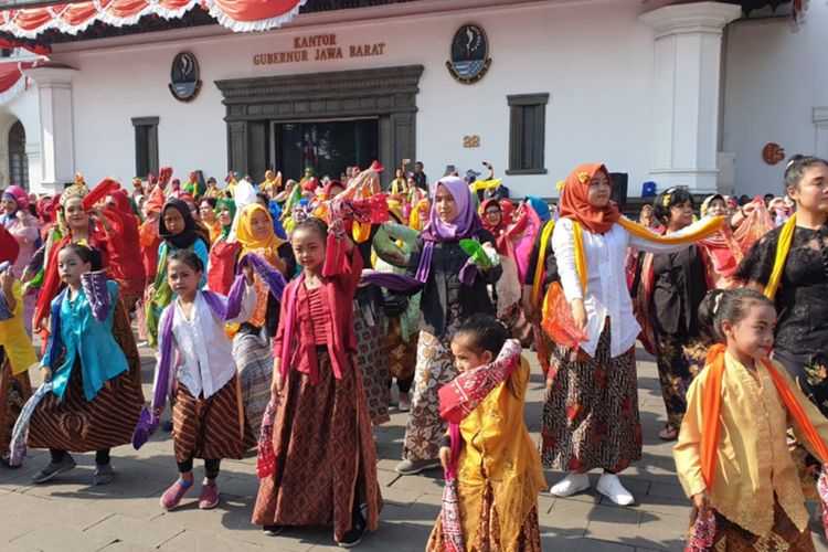 Ratusan penari lintas usia antusias mengikuti flash mob tari Ketuk Tilu di Gedung Sate, Jalan Diponegoro, Minggu (1/9/2019).