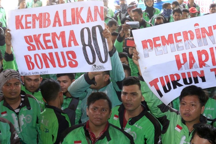 Ratusan driver yang tergabung dalam Komunitas Driver Ojol Aceh (DOA) melakukan aksi demonstrasi ke Kantor DPRA dan Kantor Gubernur Aceh, Sealsa (3/9/2019).