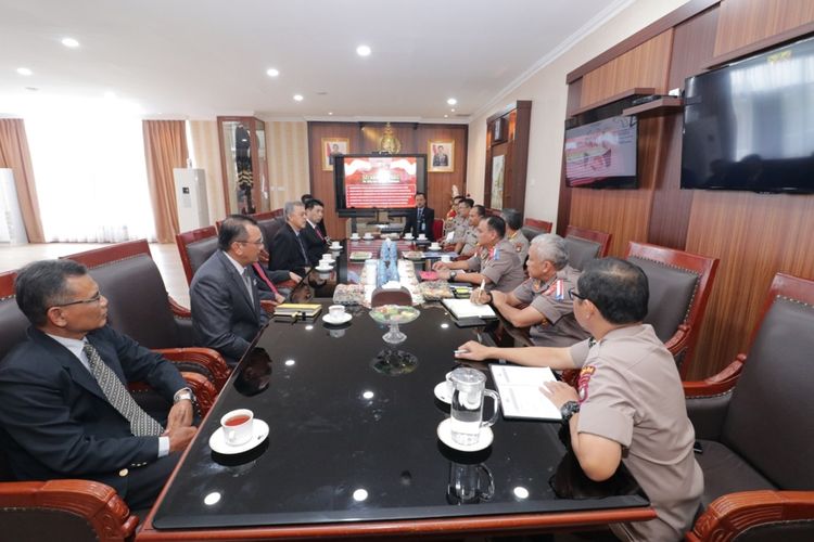 Mencegah aksi kejahatan antar Negara, yakni Malaysia dan Indonesia yang kerap terjadi di perbatasan perairan Johor dan Batam. Polisi Johor Malaysia mendatangi Polda Kepri, Selasa (3/9/2019).