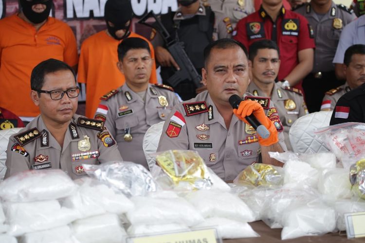 Tiga tersangka pelaku penyelundupan narkotika golongan I jenis Sabu dari Malaysia ke Indonesia, yakni JF (37), SY (38) dan ZH (36) nekad membawa sabu sebanyak 118,5 Kg karena tergiur upah yang dijanjikan, yakni Rp 50 juta sekali jalan.