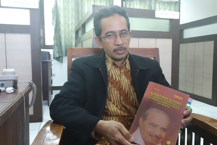 Dosen Fakultas Syariah IAIN Surakarta, Abdul Aziz menunjukkan buku disertasinya Konsep Milk Al-Yamin Muhammad Syahrur sebagai Keabsahan Hubungan Seksual Non Marital di gedung Fakultas Syariah kampus setempat, Rabu (4/9/2019).