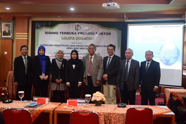 Lailatul Qomariyah berpose bersama para promotor dan penguji disertasinya dalam sidang terbuka yang digelar di kampus UTS Surabaya pada hari Rabu (4/9/2019).