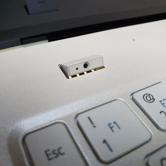 Kamera webcam Acer Swift 7 disembunyikan di atas deretan tombol keyboard. 