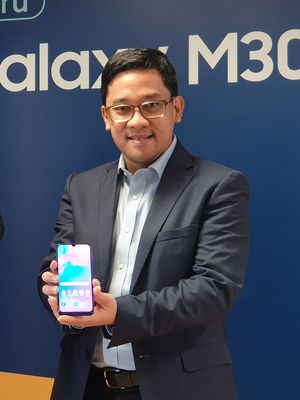 Head of IM Product Marketing Samsung Indonesia Denny Galant saat memperkenalkan Galaxy M30 dalam acara di Jakarta, Kamis (25/7/2019).