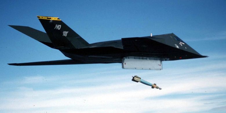 F-117 Nighthawk meluncurkan bom