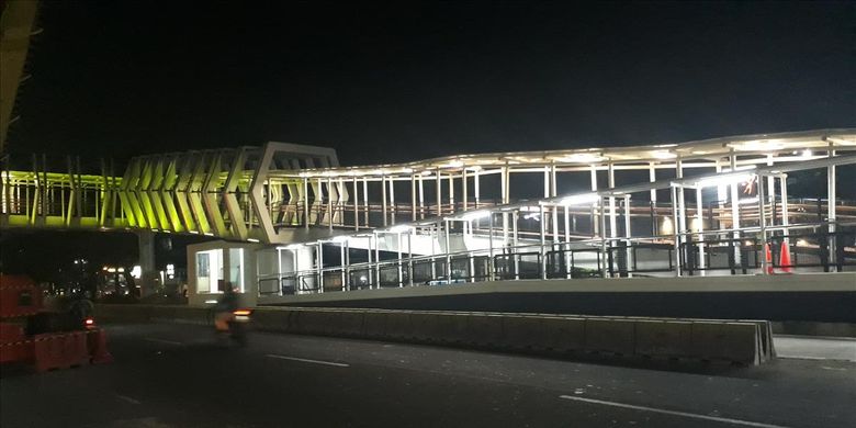 Wajah Skybridge (jembatan penghubung) Integrasi Stasiun LRT Velodrome dan Halte Pemuda Rawamangun, Jakarta Timur, Jumat (26/7/2019).